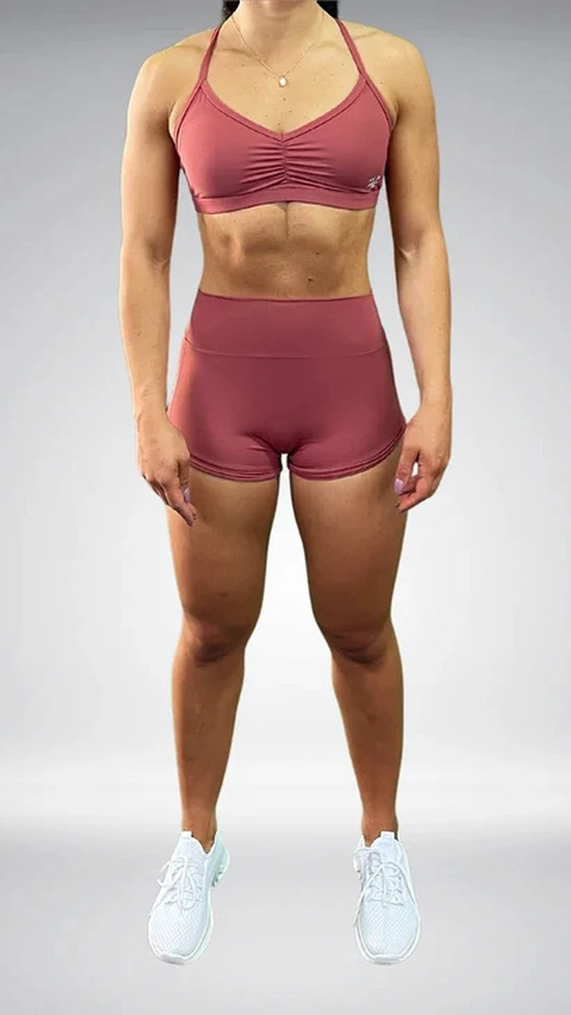 Completo sportivo rosa antico Flexivel con shorts e top, vista frontale a figura intera