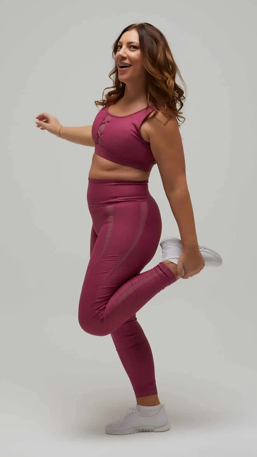 Completo sportivo prugna Flexivel con leggings a vita alta e top, modella in stretching
