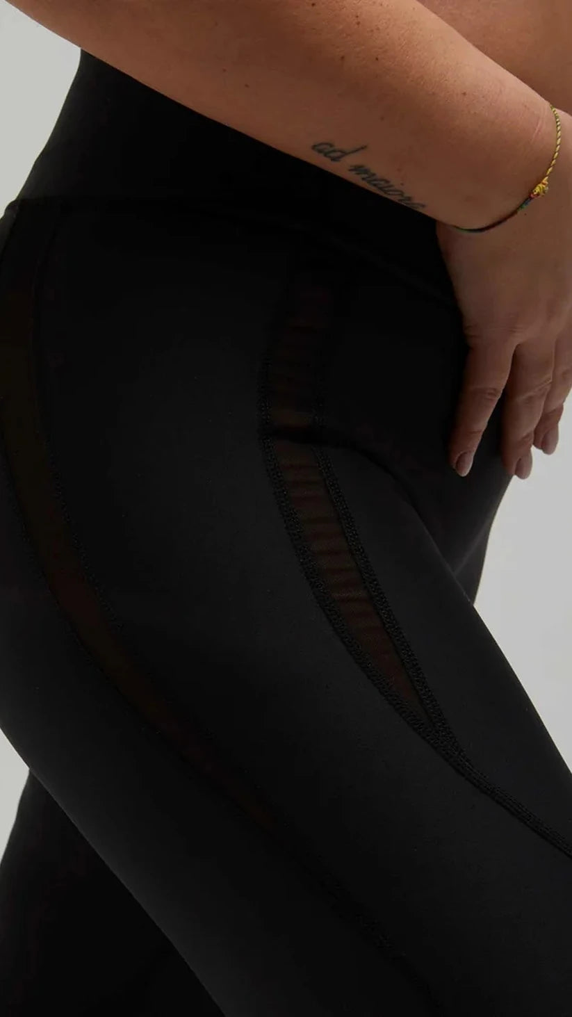 Dettaglio laterale dei leggings neri Flexivel a vita alta con bande in rete traspirante
