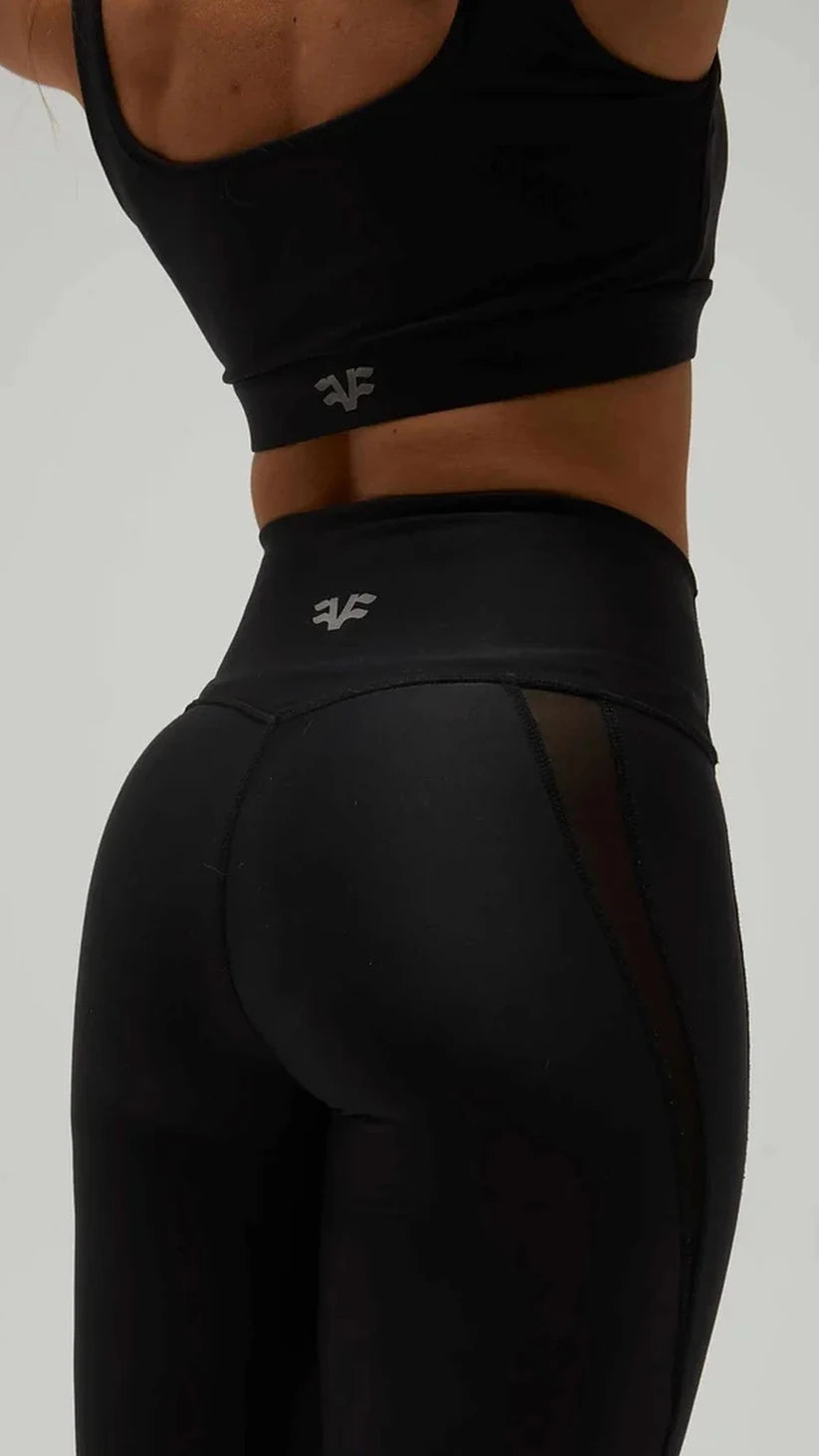 Dettaglio posteriore dei leggings neri Flexivel a vita alta con logo e inserti in rete