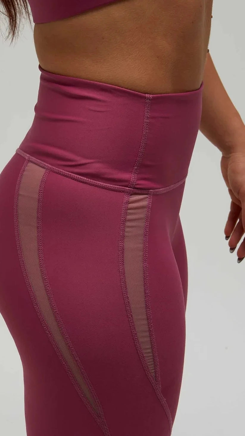 Dettaglio laterale dei leggings prugna Flexivel a vita alta con bande in rete