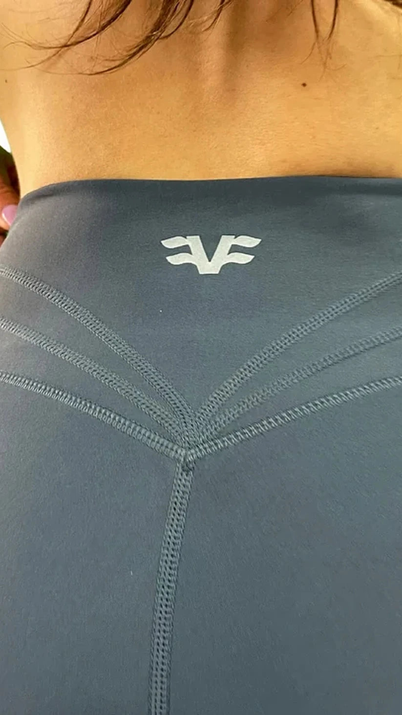 Dettaglio posteriore degli shorts ciclista grigi Flexivel con logo e cuciture a V sulla vita