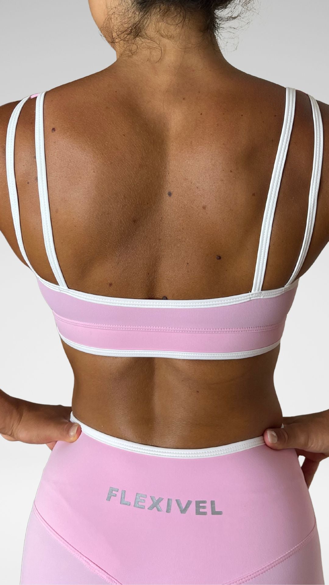 Dettaglio laterale leggings sportivi Flexivel rosa a vita alta con profili bianchi a contrasto