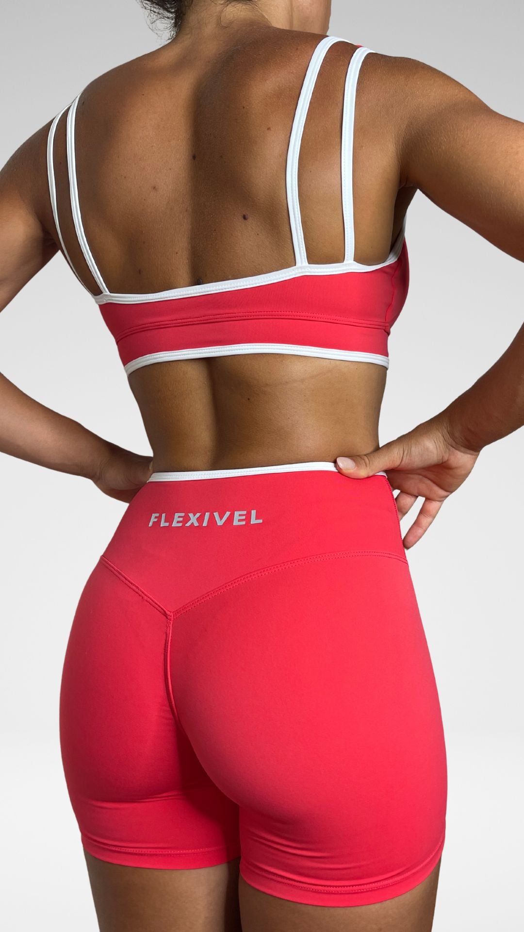 Dettaglio schiena top sportivo Flexivel rosa con spalline a doppia banda