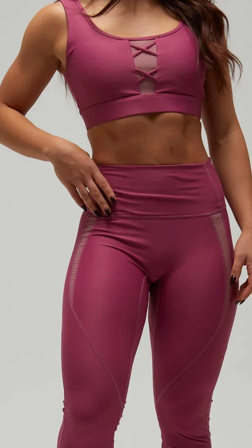Top sportivo prugna Flexivel con incrocio e rete sul davanti, abbinato ai leggings