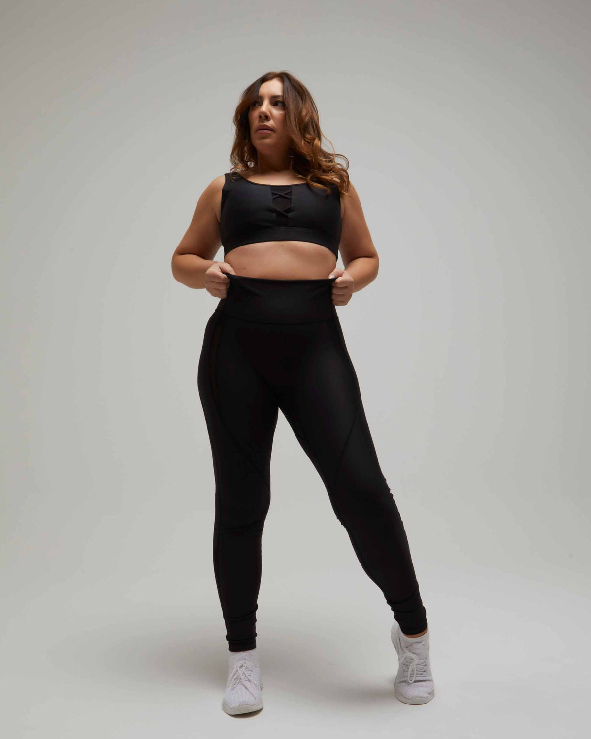 Reggiseno sportivo nero Sisu top palestra con design mesh flexible